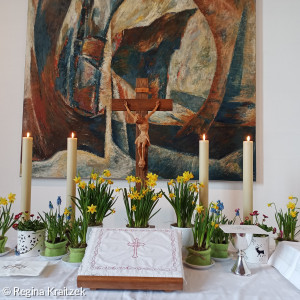 Detailbild Altar mit Osterschmuck 2024 und Altarbild der Friedenskirche Kemnath