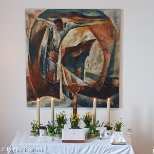 Gesamtbild Altar mit Osterschmuck 2024 und Altarbild der Friedenskirche Kemnath