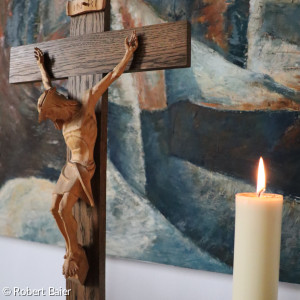 Altarkreuz, Altarbild und Kerze in der Friedenskirche Kemnath
