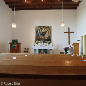 Altarraum in der Friedenskirche Kemnath (von vorne)