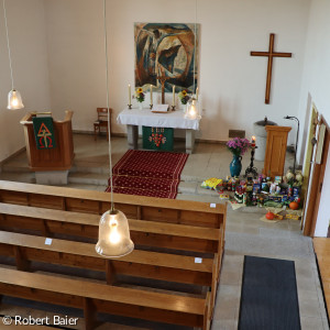 Altarraum mit Gang  in der Friedenskirche Kemnath (von vorne)