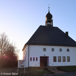 Kemnather Friedenskirche mit neu gestaltetem Weg und Sonne