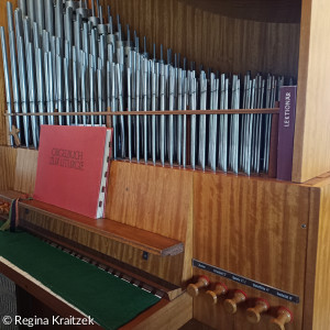 Kirchenorgel der Friedenskirche Kemnath von seitlich und breit (neu)