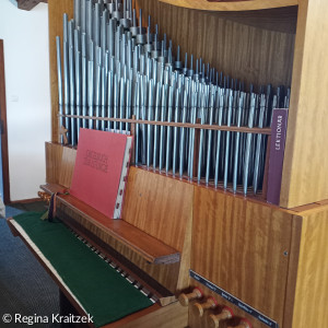 Kirchenorgel der Friedenskirche Kemnath von seitlich und groß (neu)