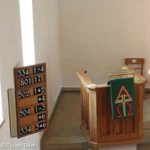 Predigtkanzel und Liedanschlagsbrett in der Friedenskirche Kemnath