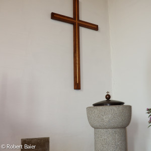 Taufstein und Kreuz in der Friedenskirche Kemnath