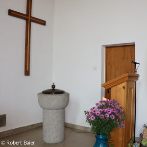 Taufstein, Kreuz und Tür zur Sakristei zu Erntedank 2021 in der Friedenskirche Kemnath