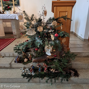 geschmückter Altar mit Lesepult in der Friedenskirche (Weihnachten 2023)