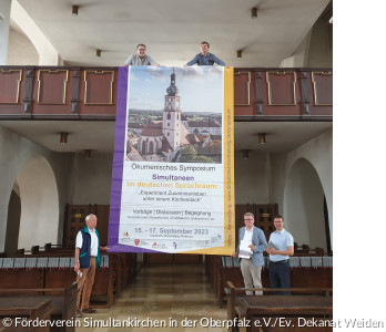 das Banner zum Symposium hängt von der Empore von St. Marien in Sulzbach-Rosenberg