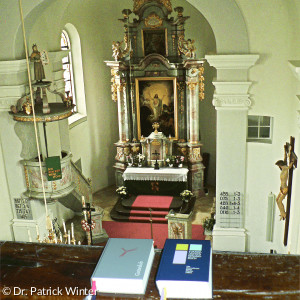 Gotteslob und Evangelisches Gesangbuch liegen auf der Empore der Simultankirche St. Jakobus in Wildenreuth