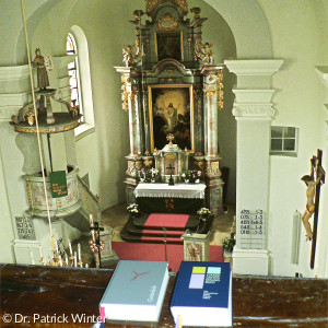 Gotteslob und Evangelisches Gesangbuch liegen auf der Empore der Simultankirche St. Jakobus in Wildenreuth