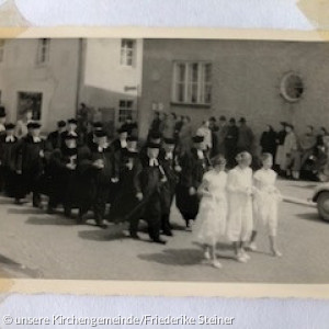 historisches Bild 01 des Kirchenzugs zur Friedenskirche (s/w)