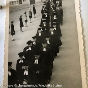 historisches Bild 02 des Kirchenzugs zur Friedenskirche (s/w)