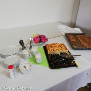 dekorierter Tisch mit Kuchen, Tassen