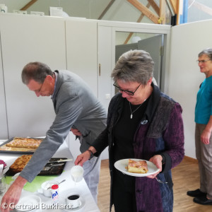 Pfarrerin Steiner und ihr Mann nehmen sich einen Kuchen