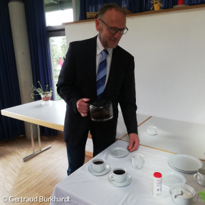 Werner Schlöger schenkt fairen Kaffee in die Tassen ein