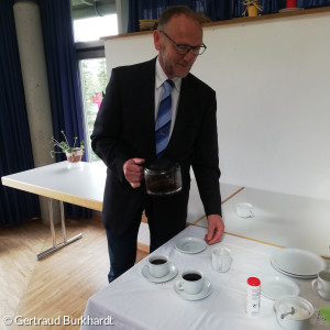 Werner Schlöger schenkt fairen Kaffee in die Tassen ein